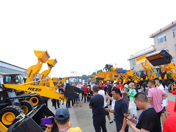 嘉賓觀摩產(chǎn)品演示