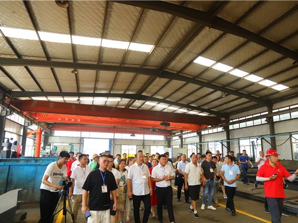 嘉賓參觀廠區(qū)
