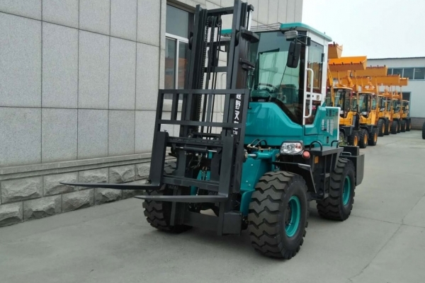 越野叉車裝卸時應(yīng)該注意哪些？